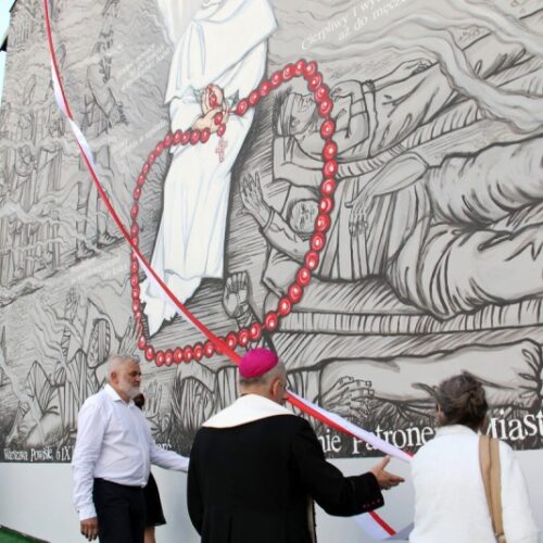 Mural poświęcony patronowi Jarosławia bł. o. Michałowi Czartoryskiemu OP. Autorem projektu i wykonawcą jest Marek Gliwa. Odsłonięcie  9 czerwca 2018 r.