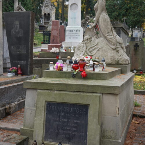 Nagrobek z krucyfiksem ś.p. Edmund Dzieduszycki