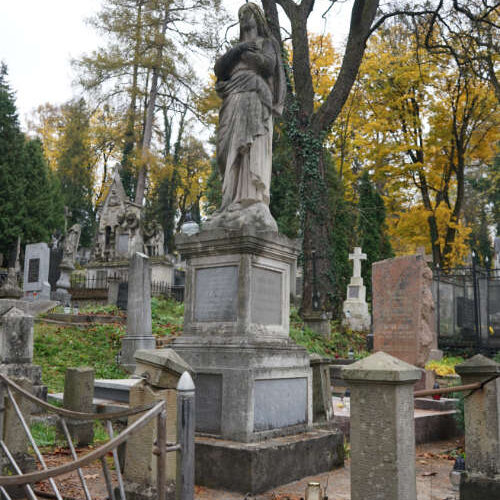 Nagrobek z figurą Matki Boskiej