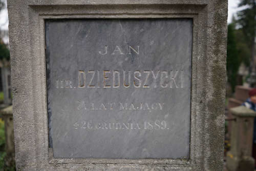 Nagrobek z figurą Matki Boskiej