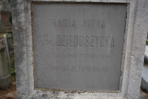 Nagrobek z figurą Matki Boskiej