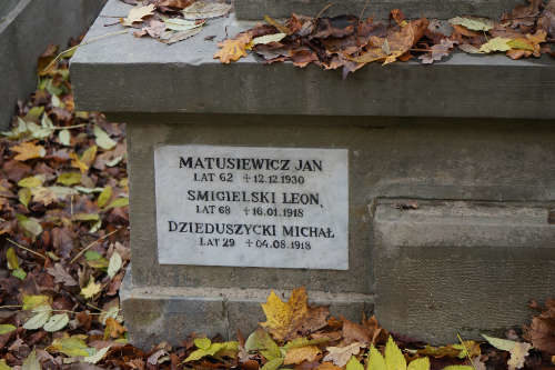 Nagrobek z figurą Matki Boskiej
