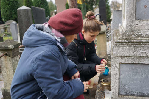 Nagrobek z figurą Matki Boskiej
