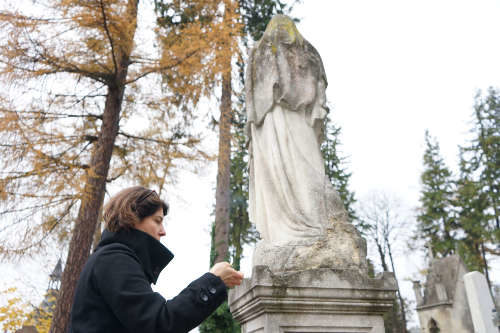 Nagrobek z figurą Matki Boskiej