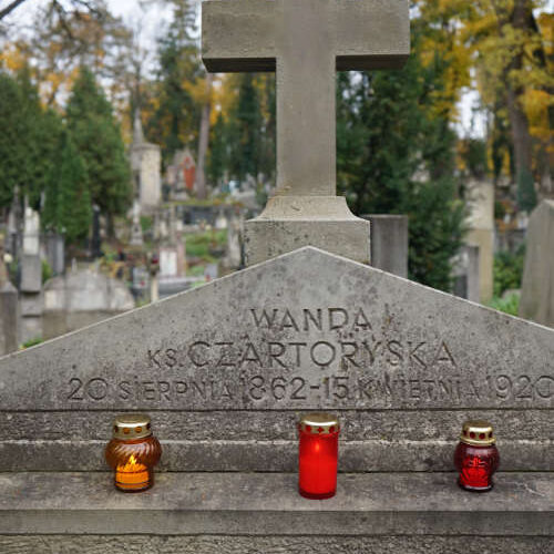 Nagrobek z figurą Matki Boskiej