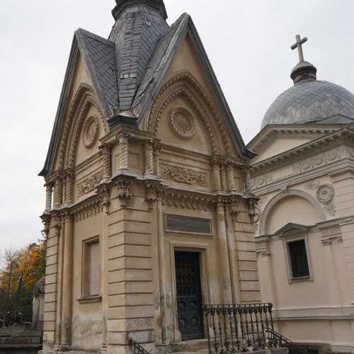 Nagrobek z figurą Matki Boskiej