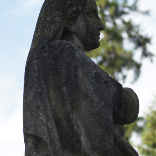Nagrobek z figurą Matki Boskiej