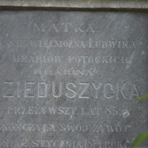 Nagrobek z figurą Matki Boskiej