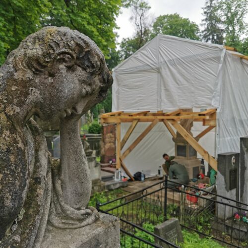 Figura Matki Boskiej – nagrobek Dzieduszyckich