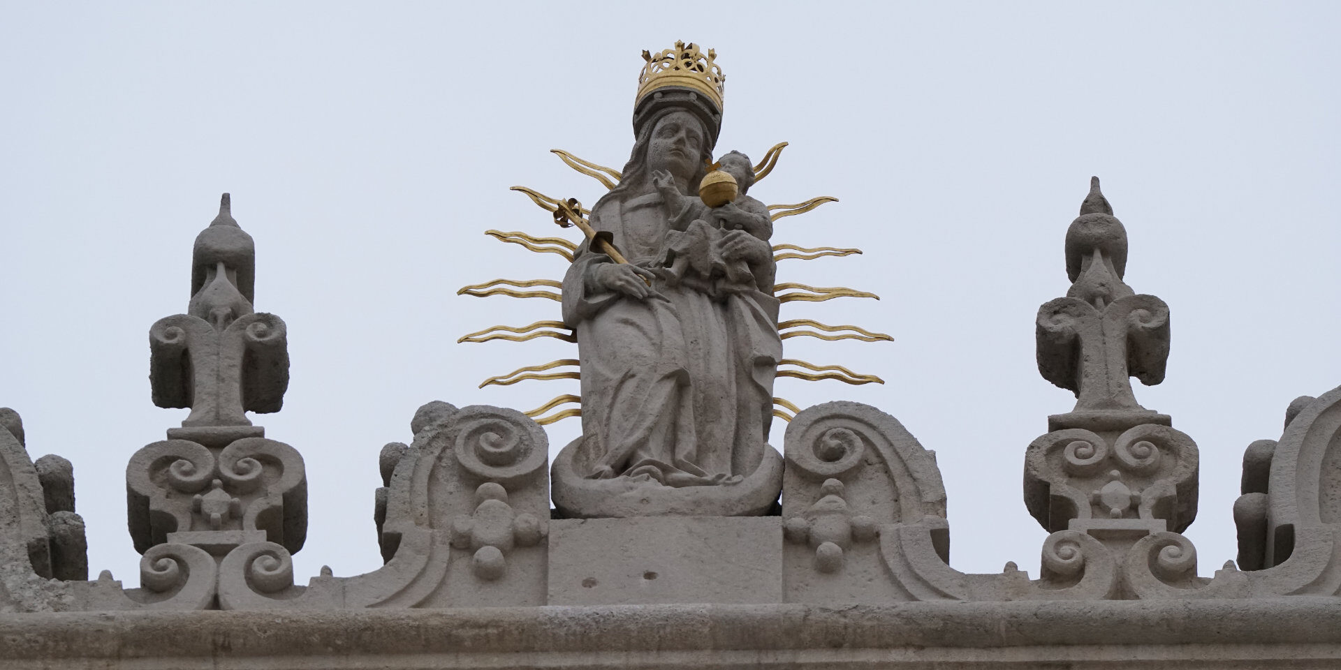 Anioł Stróż czuwa nad&nbsp;Lwowem. Zakończono konserwację renesansowej attyki kościoła Wszystkich Świętych