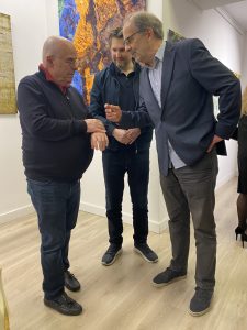 Trzej goście w rozmowie podczas wernisażu wystawy fotografii Ingrid Plater-Syberg