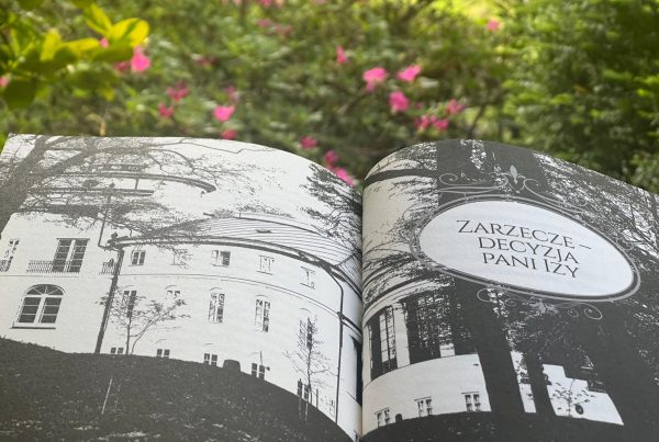 Rozłożona książka, zdjęcie pałacu w Zarzeczu i tytuł rozdziału „Zarzecze – decyzja pani Izy"