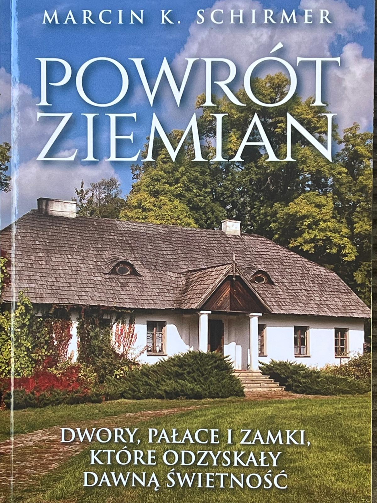 Okładka książki Marcina Schirmera „Powrót ziemian”. Na&nbsp;okładce dwór kryty gontem