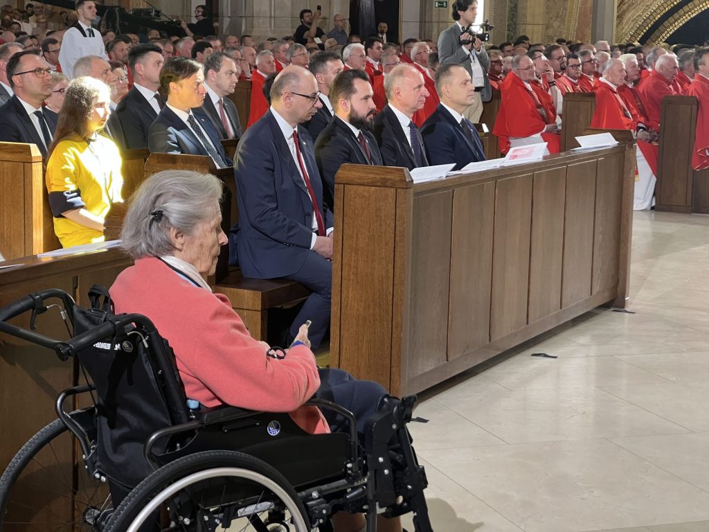 Wierni na mszy św. beatyfikacyjnej