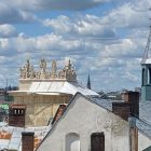 Widok na wieżę z rzeźbami na szczycie