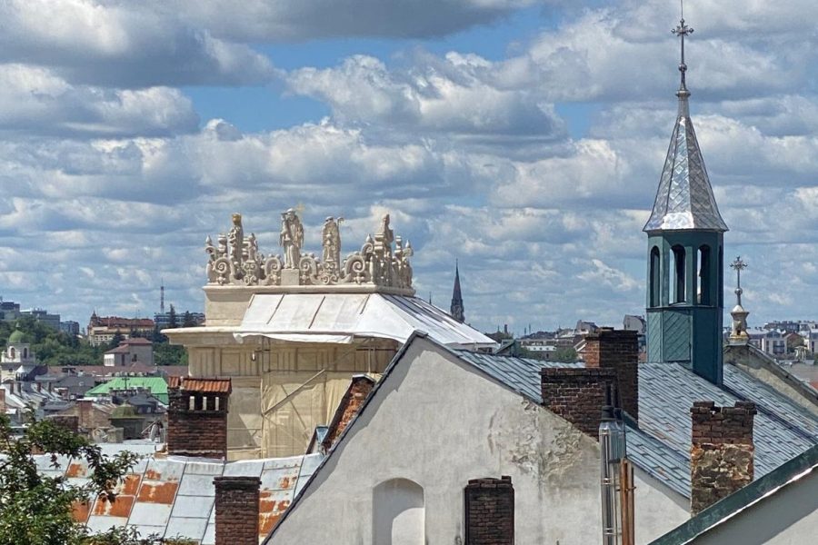 Widok na wieżę z rzeźbami na szczycie