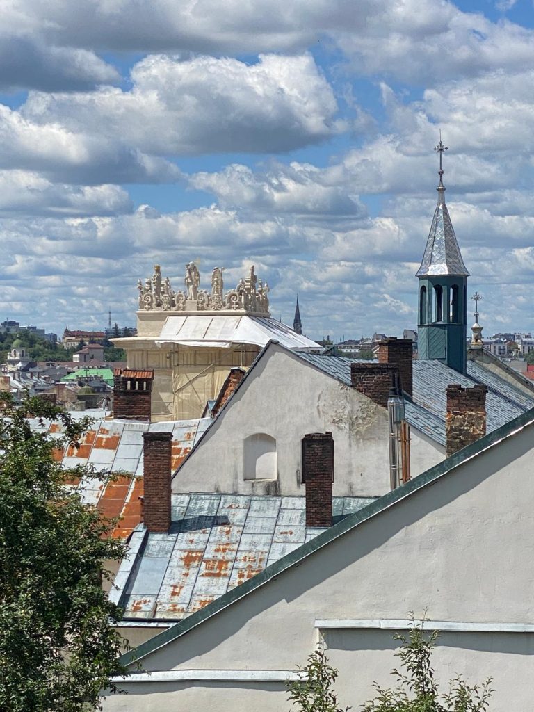 Wieża kościoła pw. Wszystkich Świętych we Lwowie na&nbsp;tle panoramy miasta