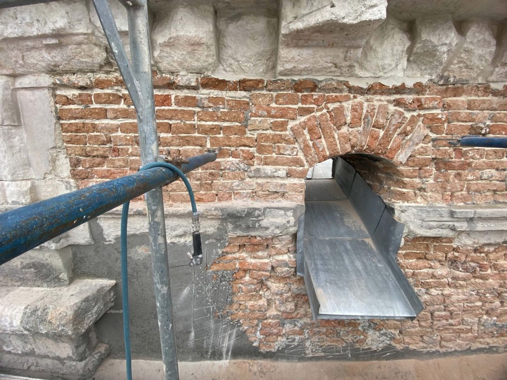 Wyczyszczona ściana z cegły