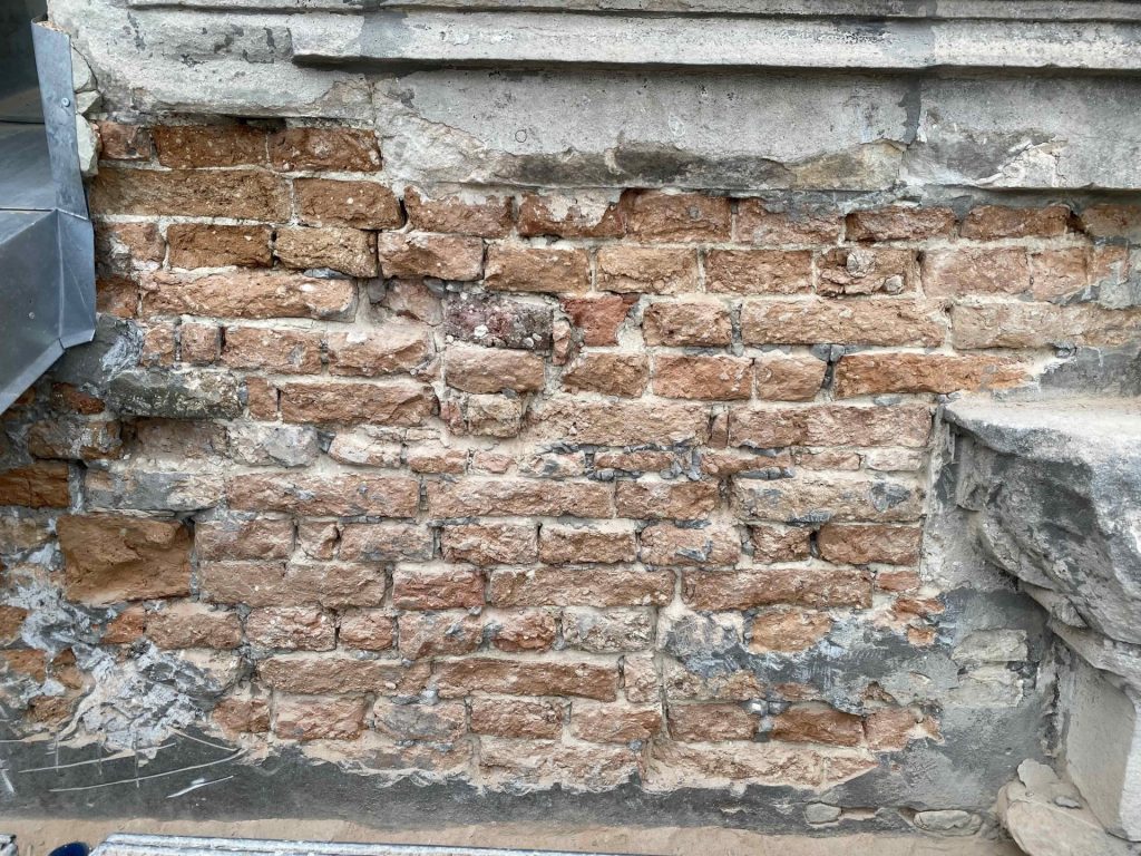 Wyczyszczona ściana z cegły