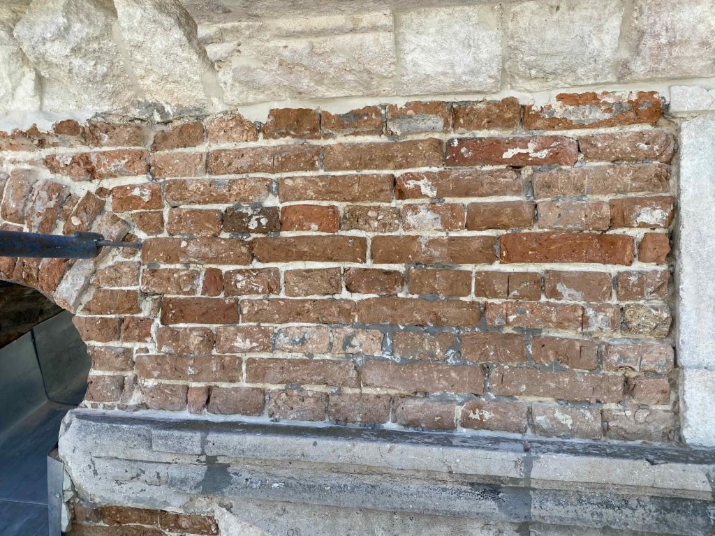 Wyczyszczona ściana z cegły