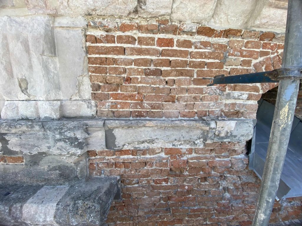 Wyczyszczona ściana z cegły