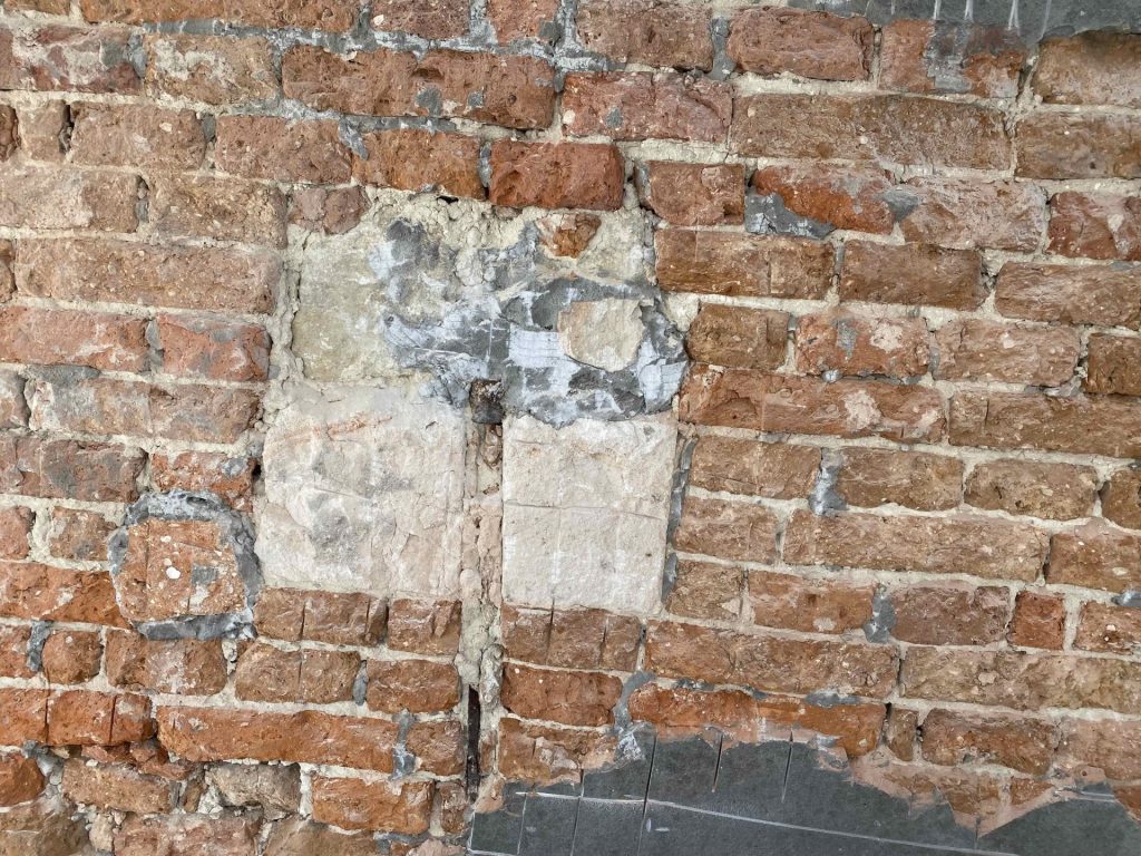 Wyczyszczona ściana z cegły