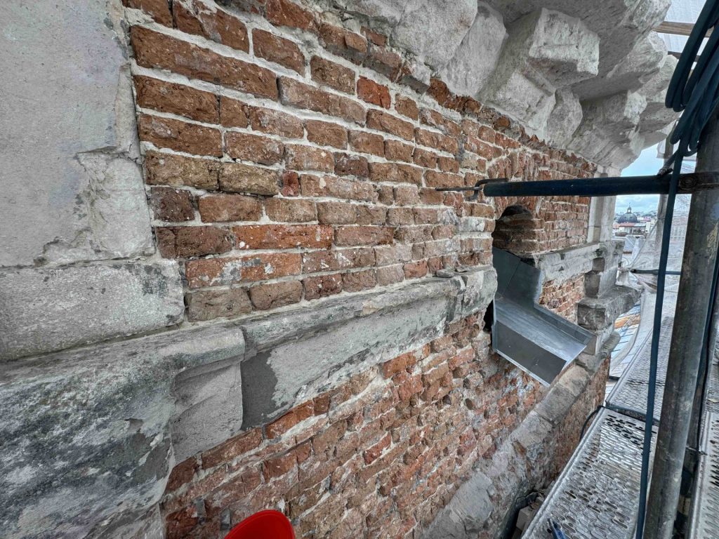 Wyczyszczona ściana z cegły