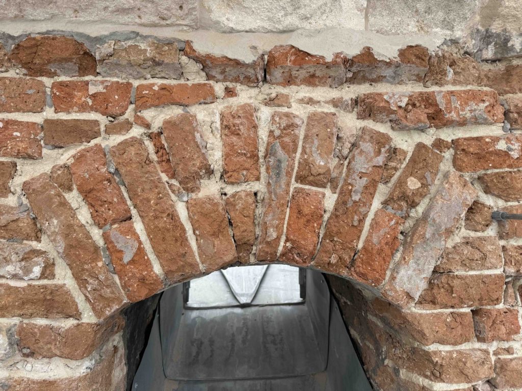 Wyczyszczona ściana z cegły