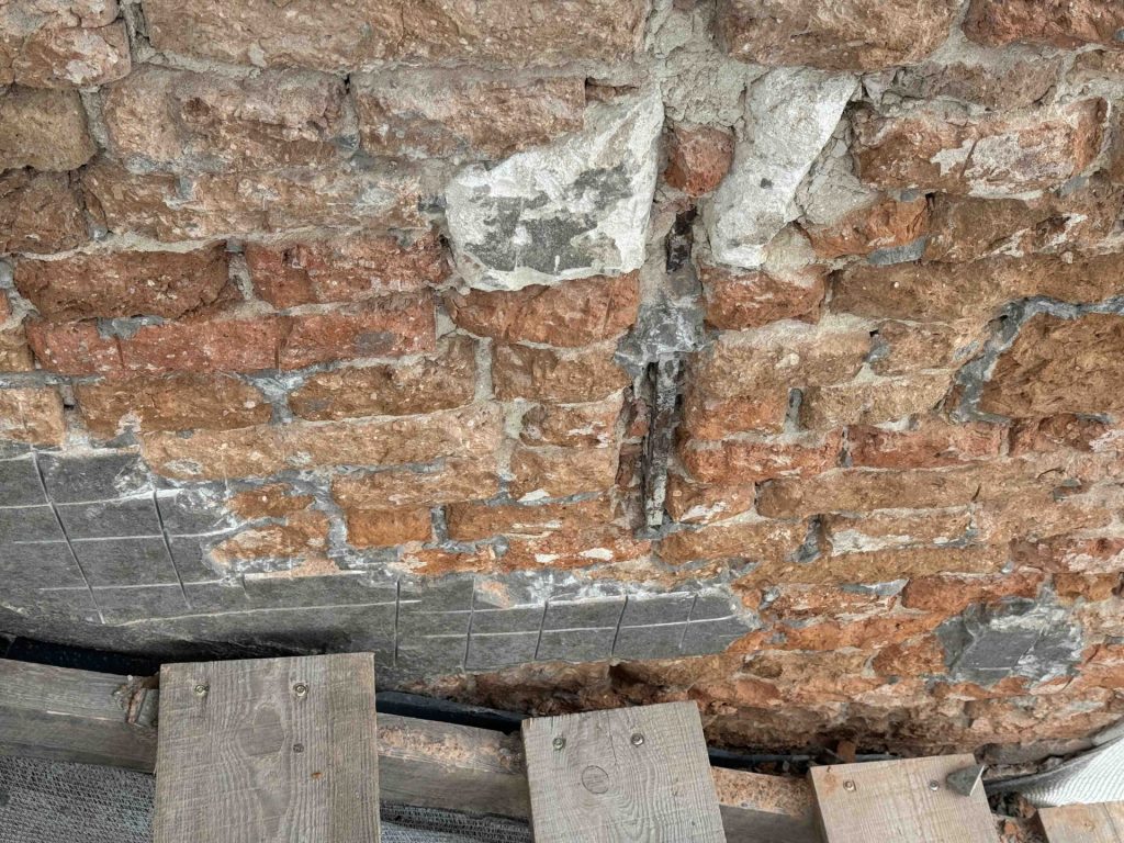 Wyczyszczona ściana z cegły