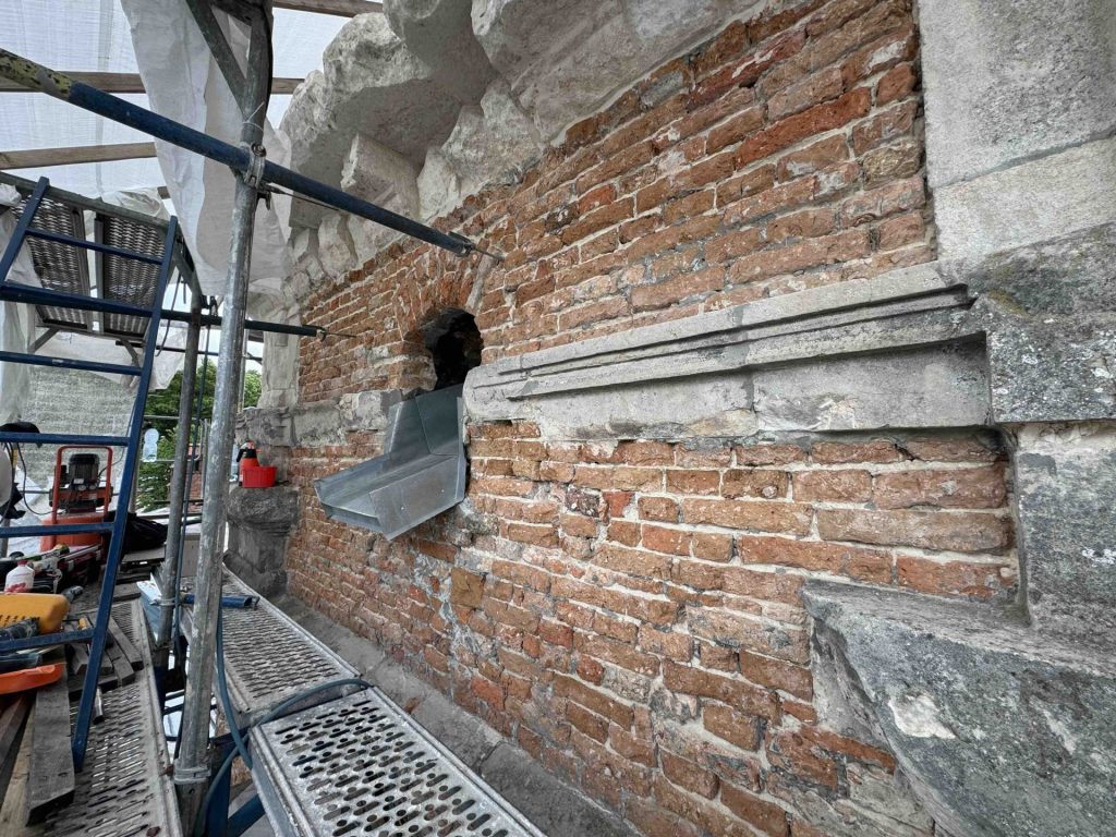 Wyczyszczona ściana z cegły