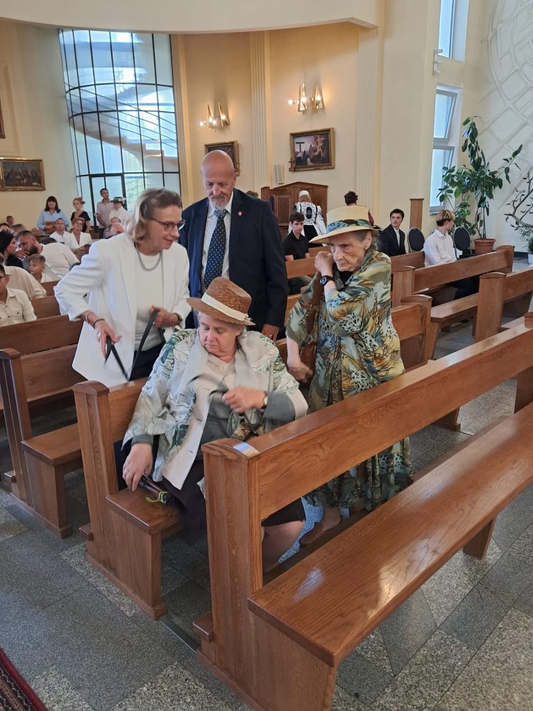 Grupa osób w kościele