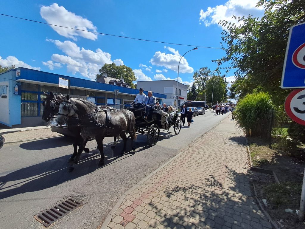 Bryczka, a za nią grupa ludzi