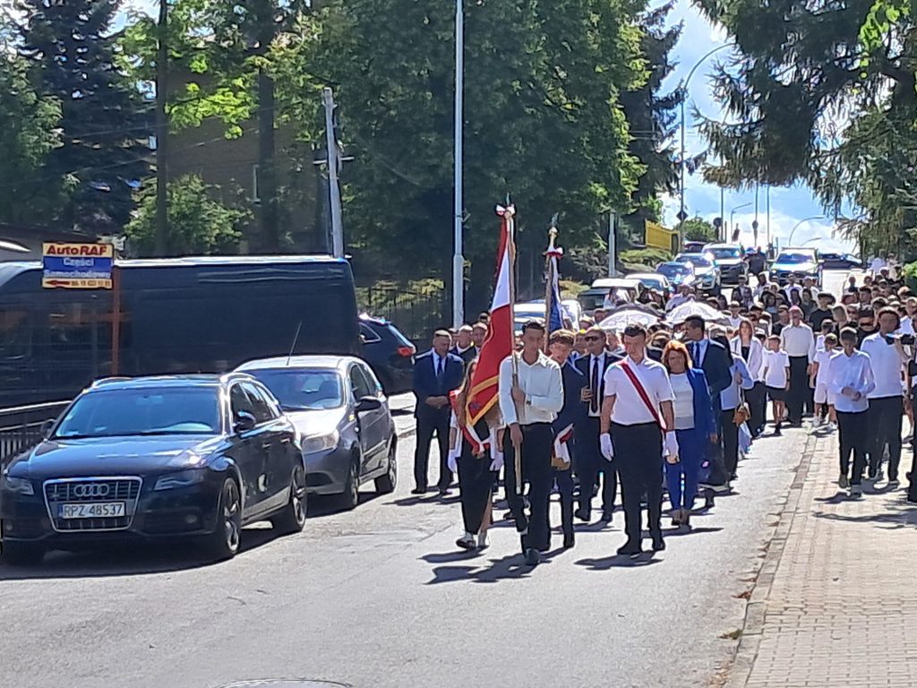 Grupa uczniów ze sztandarem szkoły