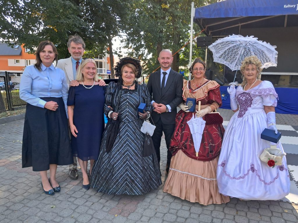 Grupa osób, kilka w strojach historycznych