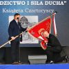 Ucałowanie sztandaru przez dyrektora szkoły