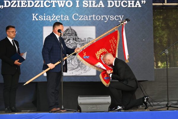 Ucałowanie sztandaru przez dyrektora szkoły